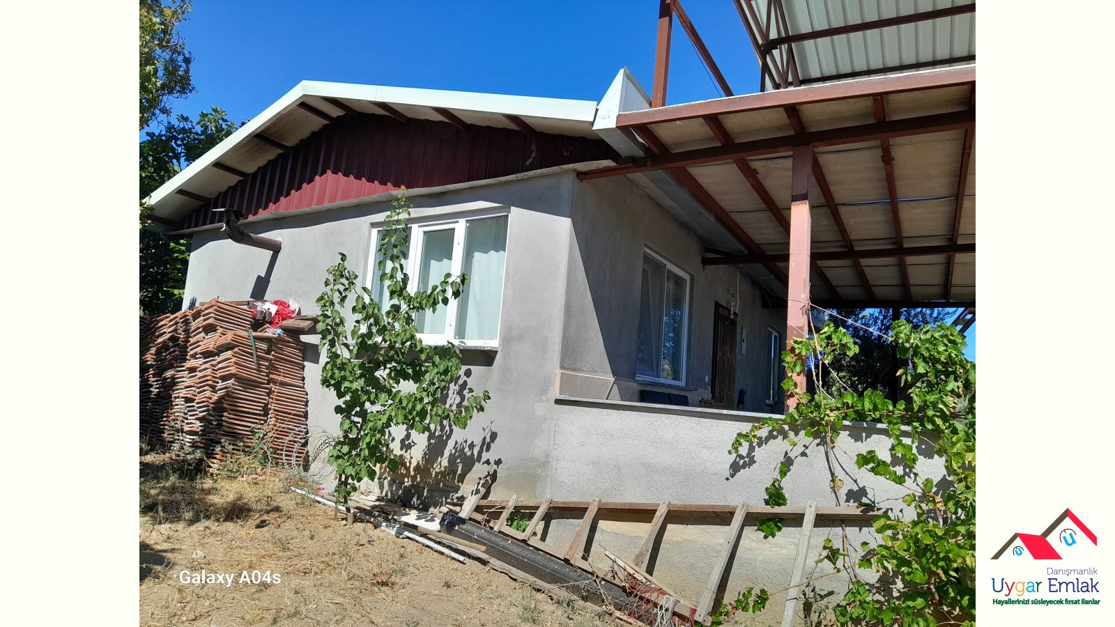 MUDANYA AKKÖYDE SATILIK İÇINDE EVI ALAN BAHÇE