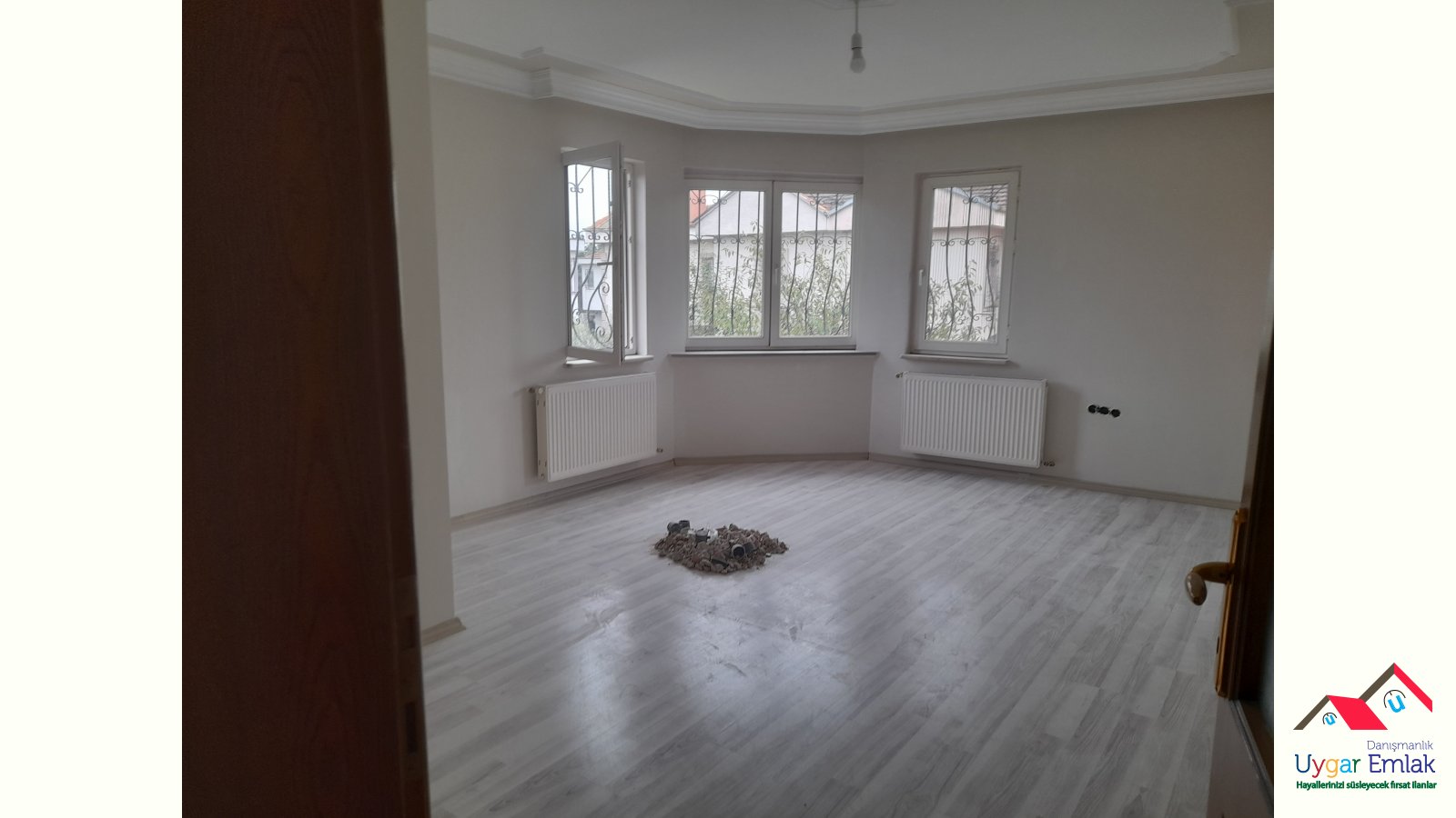 Altinsehirde kiralik villa 5+1 bahçeli ortak gidei yoktur