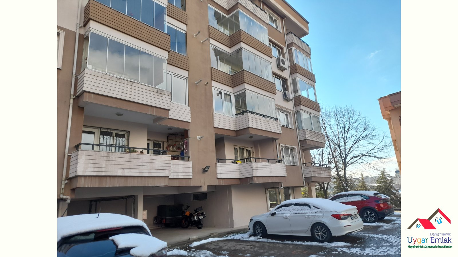 Acibadem yani barış mahallesinde 3+1 daire  satiliktir kombilidir barış Anadolu lisesi  yanidir kombilidir 3+1 olup güzel dairedir